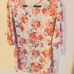 Floral 3/4 length sleeve top